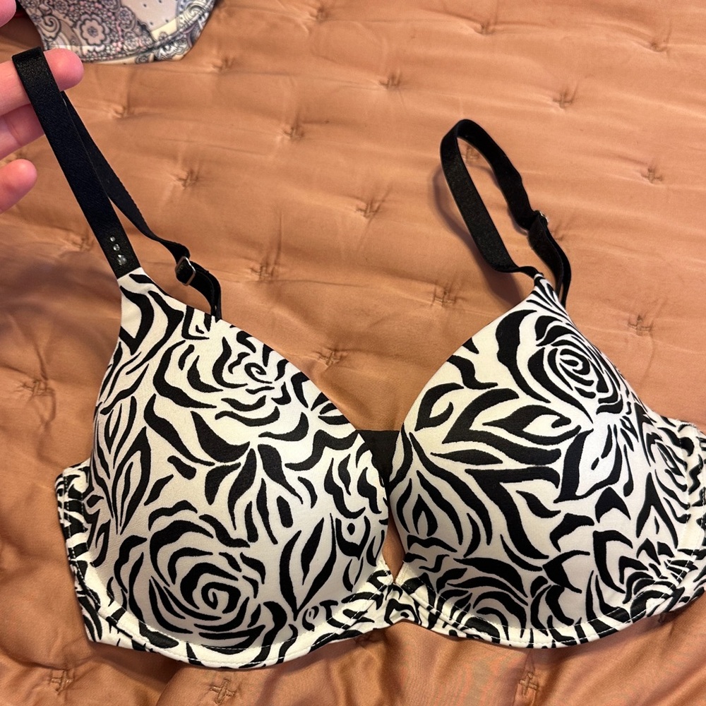 Victoria's Secret Black & White Rose Petal print Biofit Demi uplift bra 34D